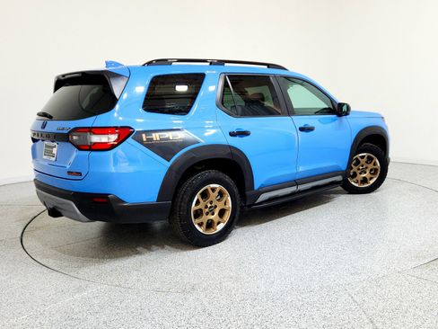 Used 2023 Honda Pilot TrailSport image 3