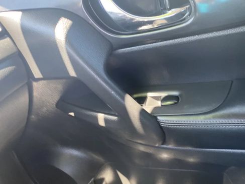 Used 2018 Nissan Rogue SV FWD image 16
