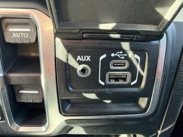 Used 2018 Jeep Wrangler Unlimited Sahara w/ Uconnect 4C Nav & Sound Group AWD/4WD image 27