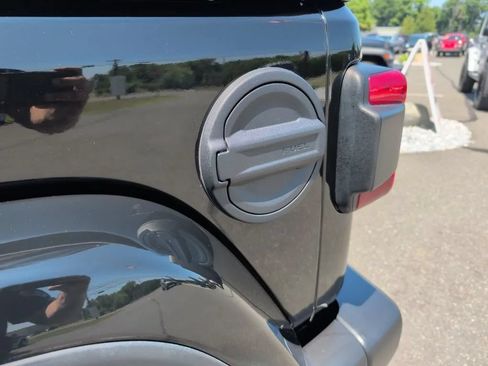 Used 2019 Jeep Wrangler Unlimited Sahara AWD/4WD image 33
