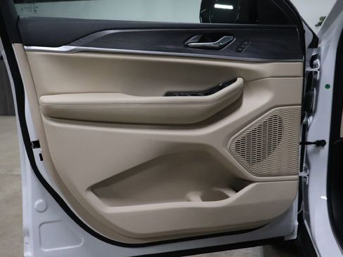 Used 2025 Jeep Grand Cherokee Limited image 9