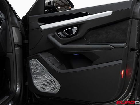 Used 2022 Lamborghini Urus image 21