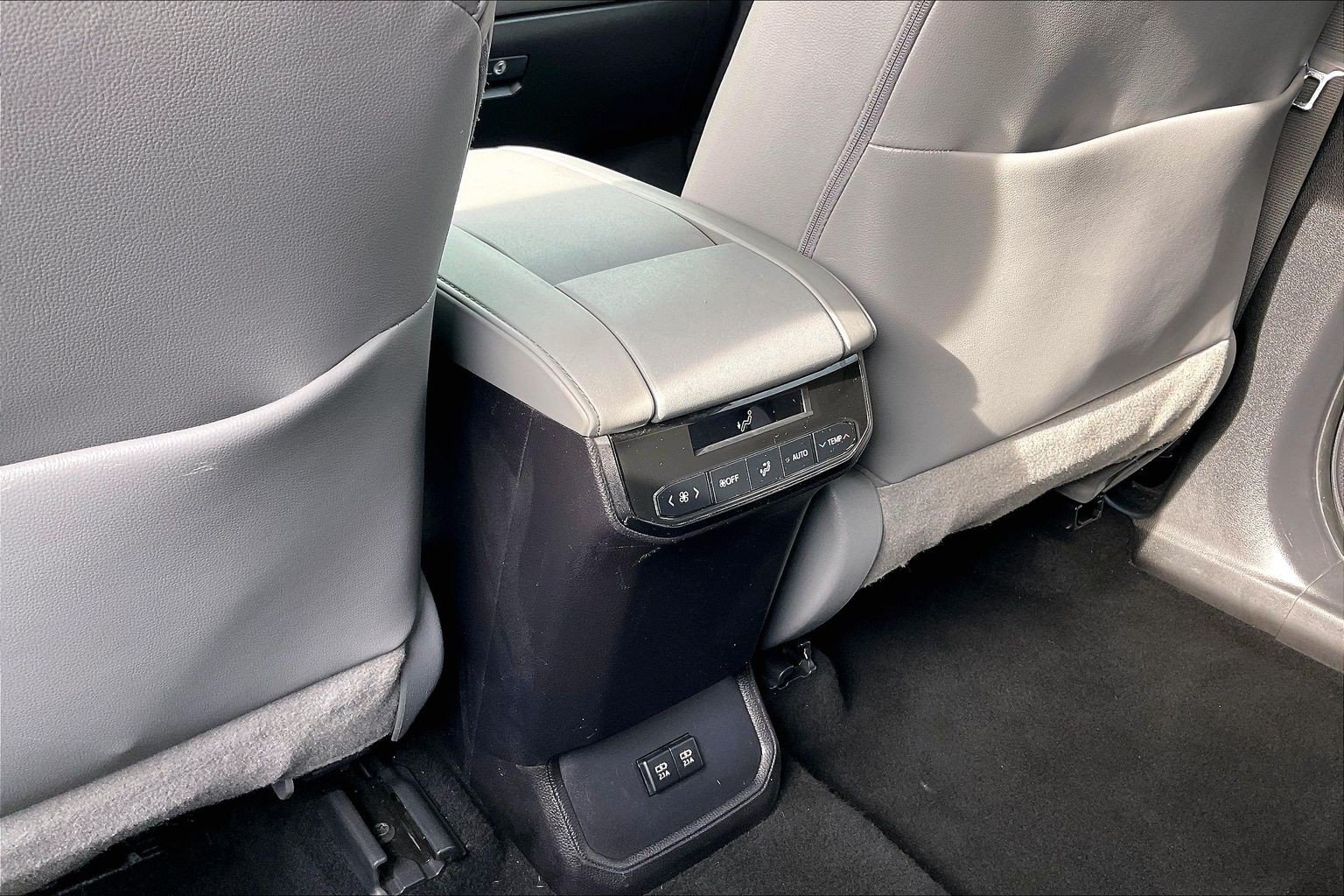 Used 2021 Toyota Highlander XLE AWD/4WD image 41