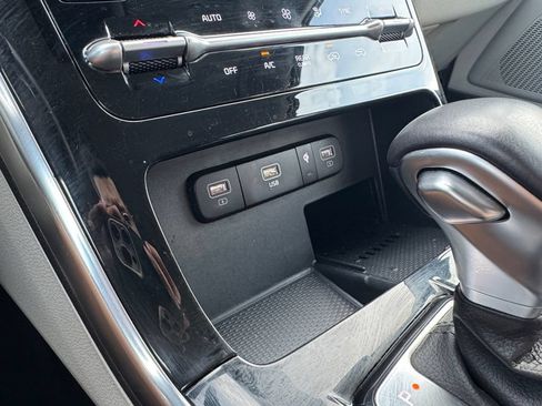 Used 2024 Kia Carnival EX FWD image 15