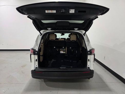 Used 2021 Toyota Sienna Limited image 30