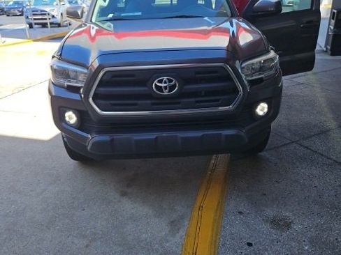 Used 2017 Toyota Tacoma SR5 image 1