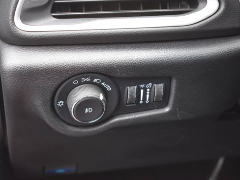 Used 2025 Chrysler Pacifica Select FWD image 26