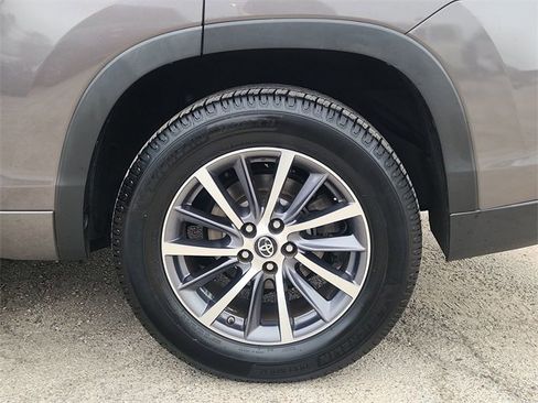 Used 2017 Toyota Highlander XLE image 32