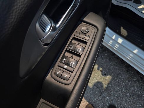 Used 2025 Chrysler Pacifica Select AWD/4WD image 13