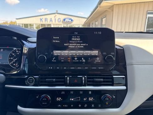 Used 2024 Nissan Pathfinder SL AWD/4WD image 16