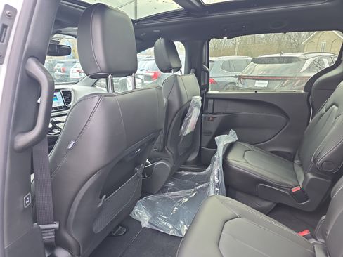 New 2026 Chrysler Pacifica Select w/ S Appearance Package image 16