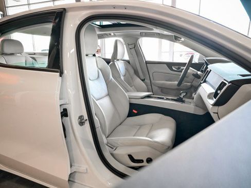 Used 2019 Volvo S60 T6 Momentum w/ Premium Package image 25