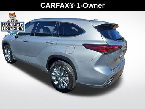 Used 2023 Toyota Highlander Limited FWD image 3