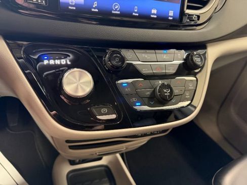 Used 2023 Chrysler Pacifica Touring-L FWD image 18