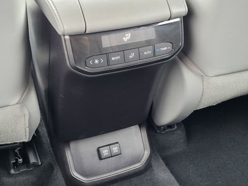 Used 2021 Toyota Highlander XLE image 12