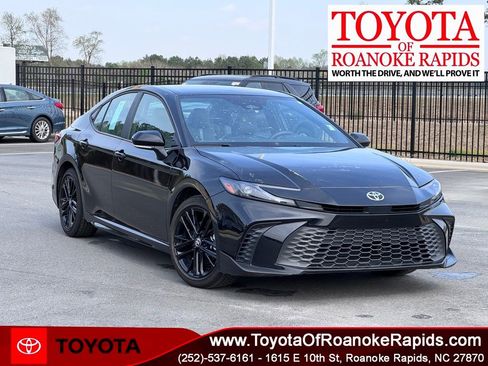 Used 2025 Toyota Camry SE image 1