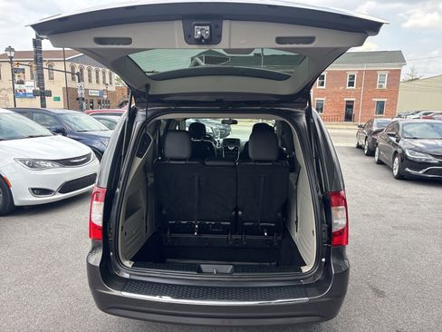 Used 2015 Chrysler Town & Country Touring FWD image 18