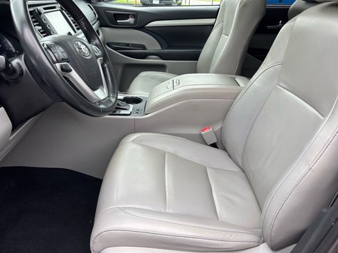 Used 2019 Toyota Highlander XLE FWD image 8