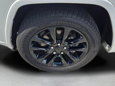 Used 2021 Jeep Grand Cherokee Laredo X RWD image 9