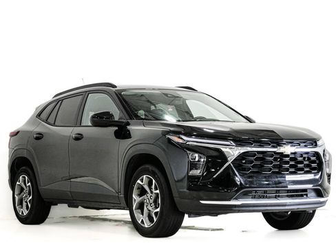 Used 2025 Chevrolet Trax LT FWD image 1