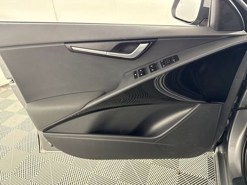 Used 2025 Kia Niro EX w/ EX Cold Weather Package image 12