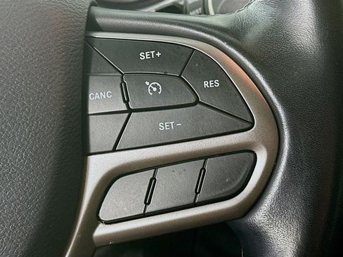 Used 2019 Jeep Cherokee Limited image 21