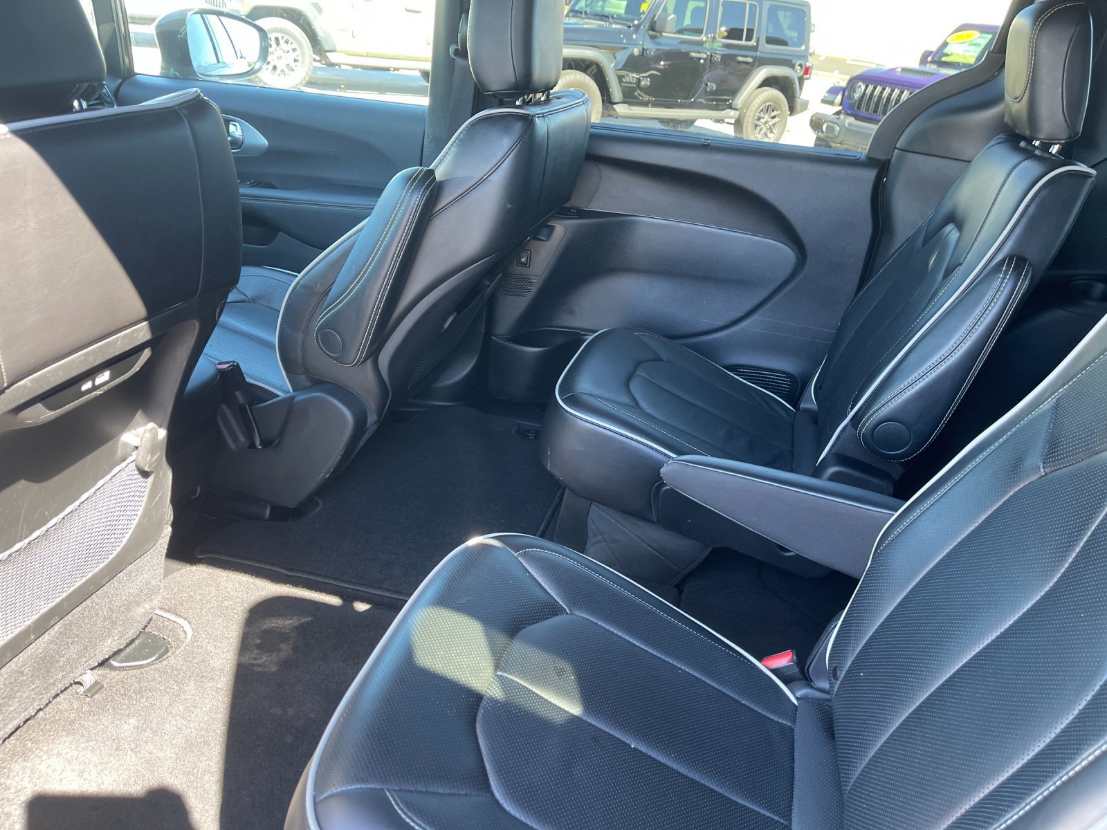 Used 2025 Chrysler Pacifica Limited FWD image 13