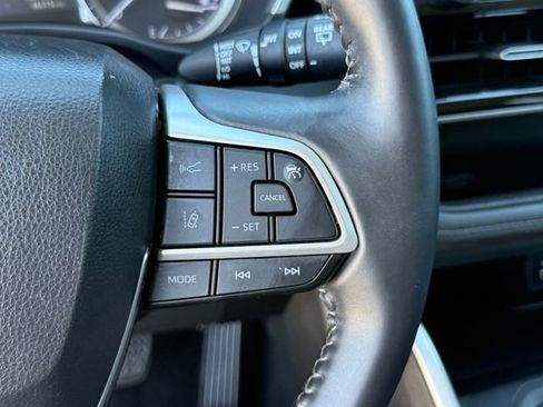 Used 2022 Toyota Highlander XLE image 18