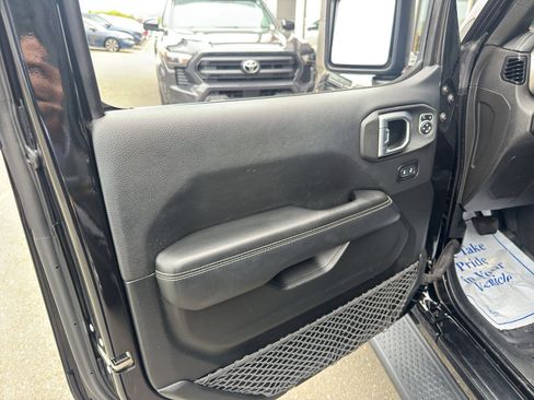 Used 2020 Jeep Wrangler Unlimited Sahara AWD/4WD image 6