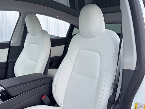 Used 2020 Tesla Model Y Long Range image 40