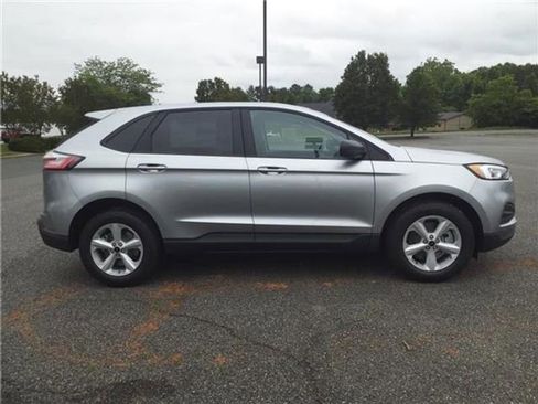 Used 2024 Ford Edge SE image 3