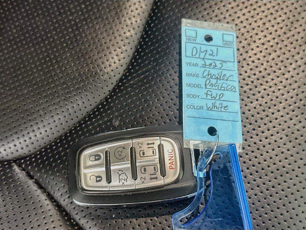 Used 2025 Chrysler Pacifica Limited FWD image 41