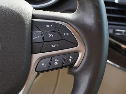 Used 2020 Jeep Grand Cherokee Overland AWD/4WD image 28