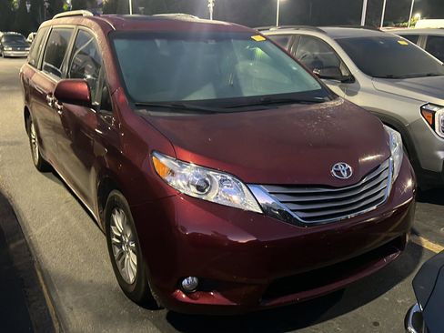 Used 2017 Toyota Sienna XLE w/ XLE Navigation Package image 4