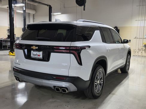 Used 2025 Chevrolet Traverse LT image 7