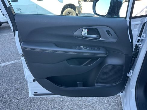 New 2026 Chrysler Pacifica Select image 59