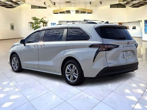 Used 2025 Toyota Sienna XLE w/ XLE Plus Package FWD image 7