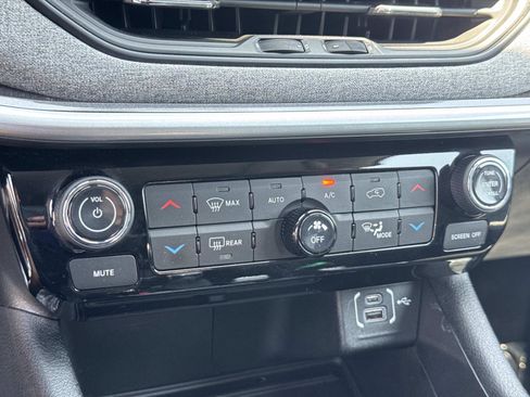 Used 2022 Jeep Compass Latitude w/ Sun and Sound Group AWD/4WD image 16