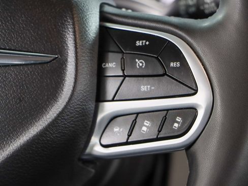 Used 2023 Chrysler Pacifica Touring-L image 14