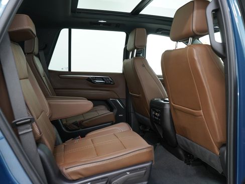 Used 2025 Chevrolet Tahoe High Country AWD/4WD image 14