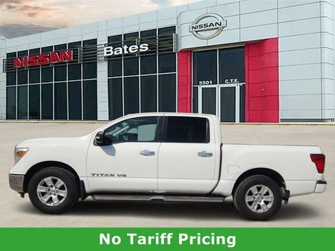 Used 2018 Nissan Titan SV w/ SV Convenience Package image 3