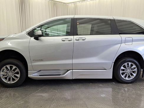 Used 2024 Toyota Sienna LE FWD image 11