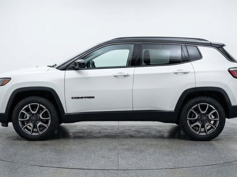 Used 2025 Jeep Compass Trailhawk image 5