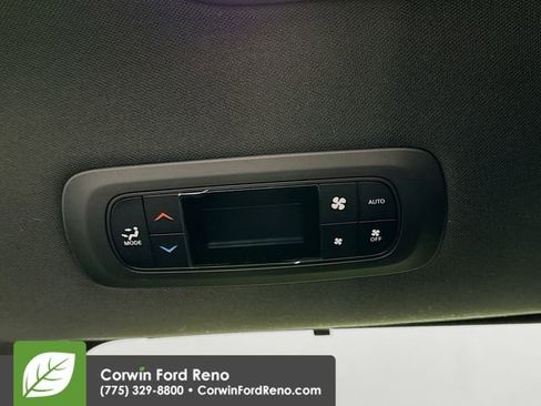 Used 2025 Chrysler Pacifica Select AWD/4WD image 24