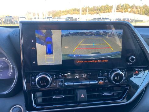 Used 2024 Toyota Highlander Platinum image 21