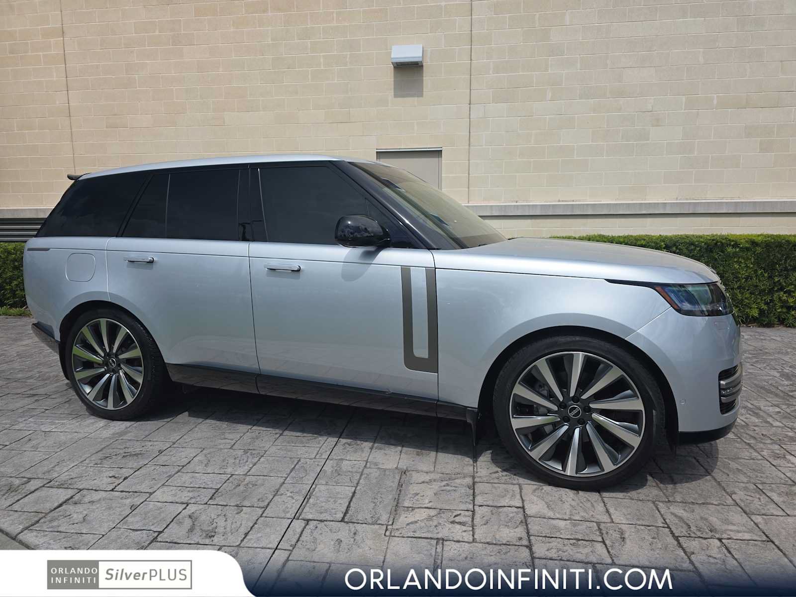 Used 2025 Land Rover Range Rover SE AWD/4WD image 1