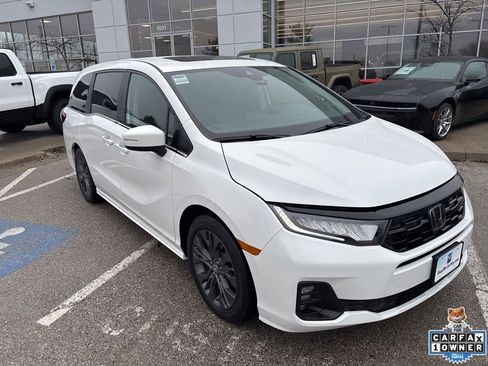 Used 2025 Honda Odyssey Touring image 3