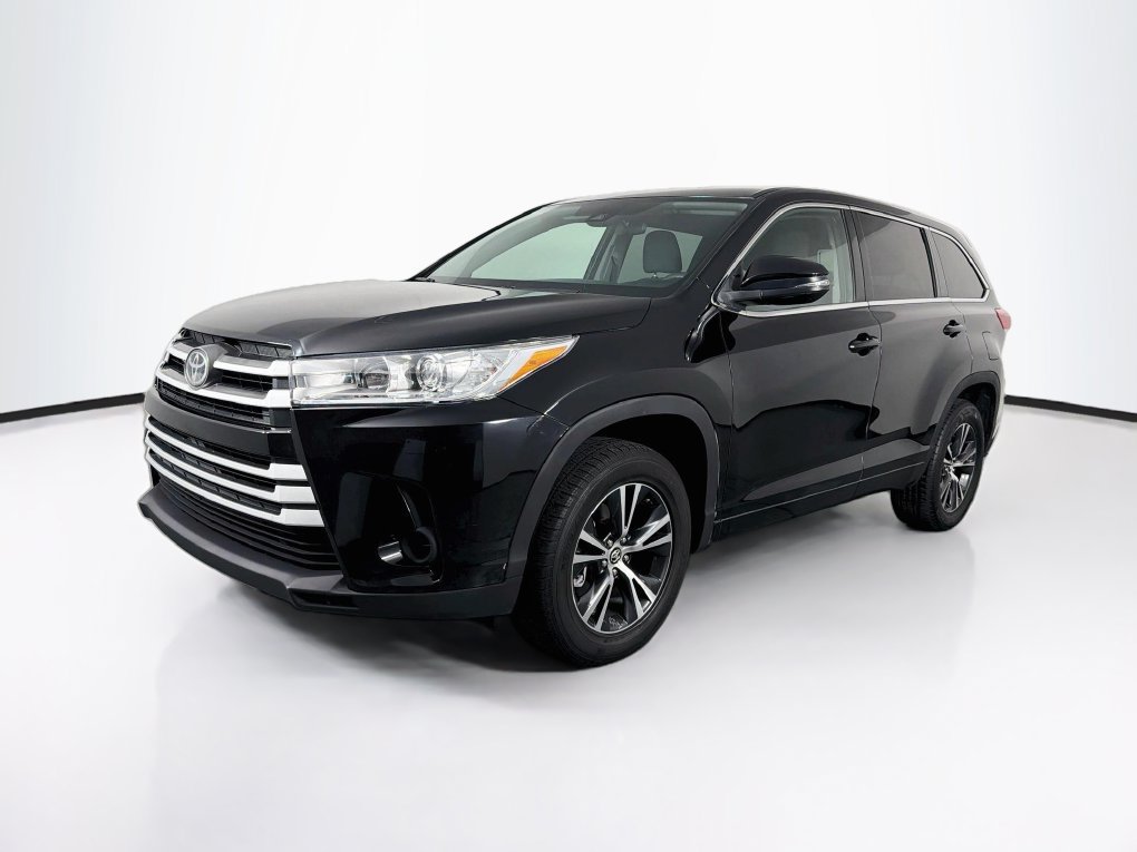 Used 2018 Toyota Highlander LE FWD image 3