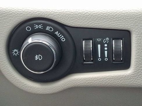 Used 2024 Chrysler Pacifica Touring-L FWD image 24