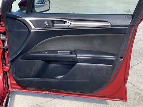 Used 2018 Ford Fusion SE w/ Fusion SE Technology Package image 24